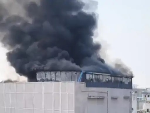 रायपुर में होम डेकोरेशन की दुकान में आग से मचा हड़कंप, लाखों के नुकसान की आशंका