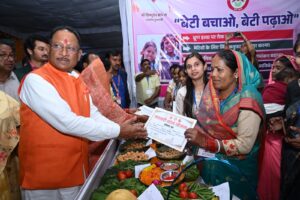 छत्तीसगढ़ सरकार की आर्थिक सहायता से घरेलू खर्च के साथ बेटियों की पढ़ाई और भविष्य के लिए बचत कर रही महिलाएं