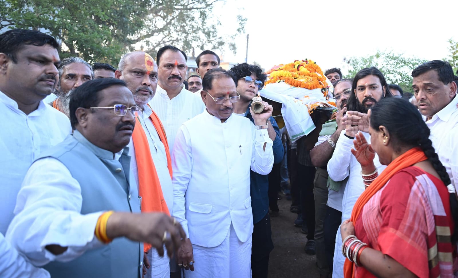 विधायक डोमनलाल कोर्सेवाड़ा पंचतत्व में हुए विलीन, मुख्यमंत्री विष्णु देव साय ने दिया कंधा, नम आंखों से दी अंतिम विदाई