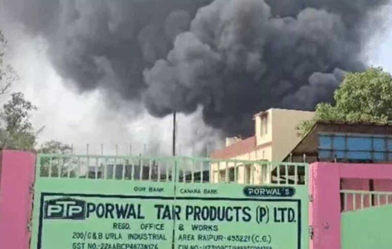 रायपुर में टायर फैक्ट्री आग की चपेट में, काम कर रहे मजदूरों में मची अफरातफरी
