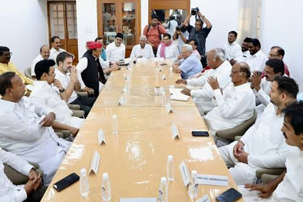 चुनाव आयोग के खिलाफ इंडिया गठबंधन की बड़ी तैयारी, खरगे के आवास पर जुटे विपक्षी नेता