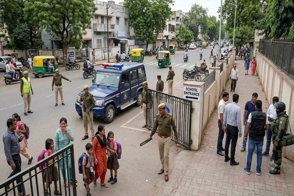 अहमदाबाद के 10 निजी स्कूलों को बम से उड़ाने की धमकी, मचा हड़कंप; जांच में कुछ नहीं मिला